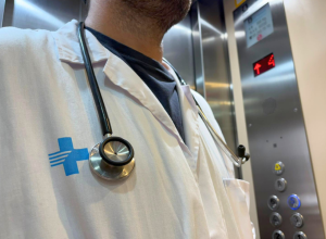 Un metge de l'ICS pujant de nivell de carrera professional