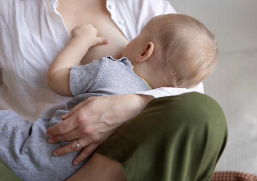 Una metgessa amb permís de lactància i excedència per cura del fill menor